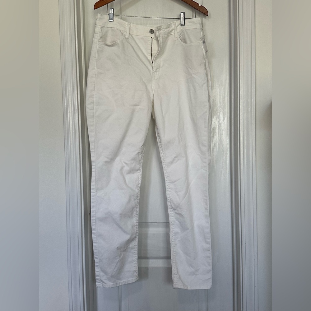 Old navy White Straight-Leg jeans. 
Brand new never worn. Tags 
Women size 14
